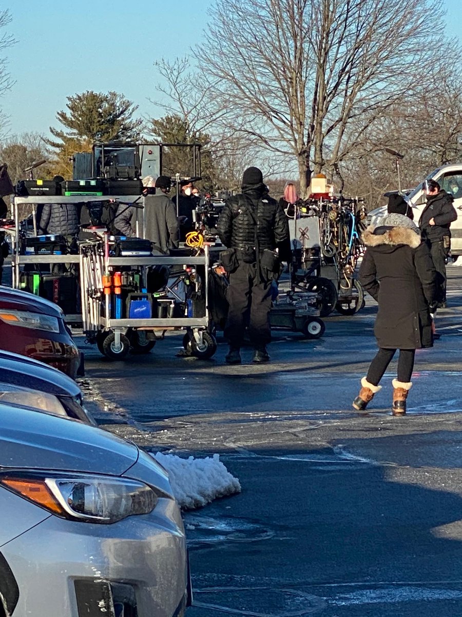 DontLookUpNews's tweet photo. Leonardo DiCaprio, Jennifer Lawrence, and Timothée Chalamet were filming together today! 

via @jondivitopod https://t.co/PFzFzUJdkY