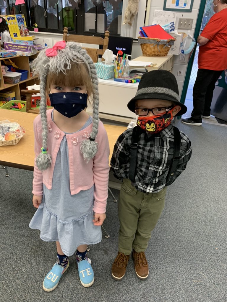 Jessica07414492's tweet photo. Happy 100th day of school! https://t.co/7X4Z9wBj7T