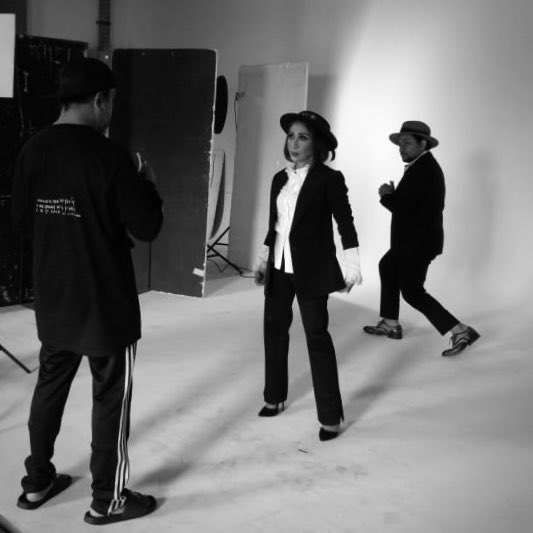 Sahabat sayang,
Selamat hari Selasa...

Ada dokter Tompi lewat di belakang.
Kita berdua lagi ngapain sih...?
Tunggu ya, Februari ini terjawab.

Ketjup saiyang....

#trieutami
#triedimension
#9arahmataangin
#sayangiindonesia
#singingiie
#kamalaisambhara
#doktertompi