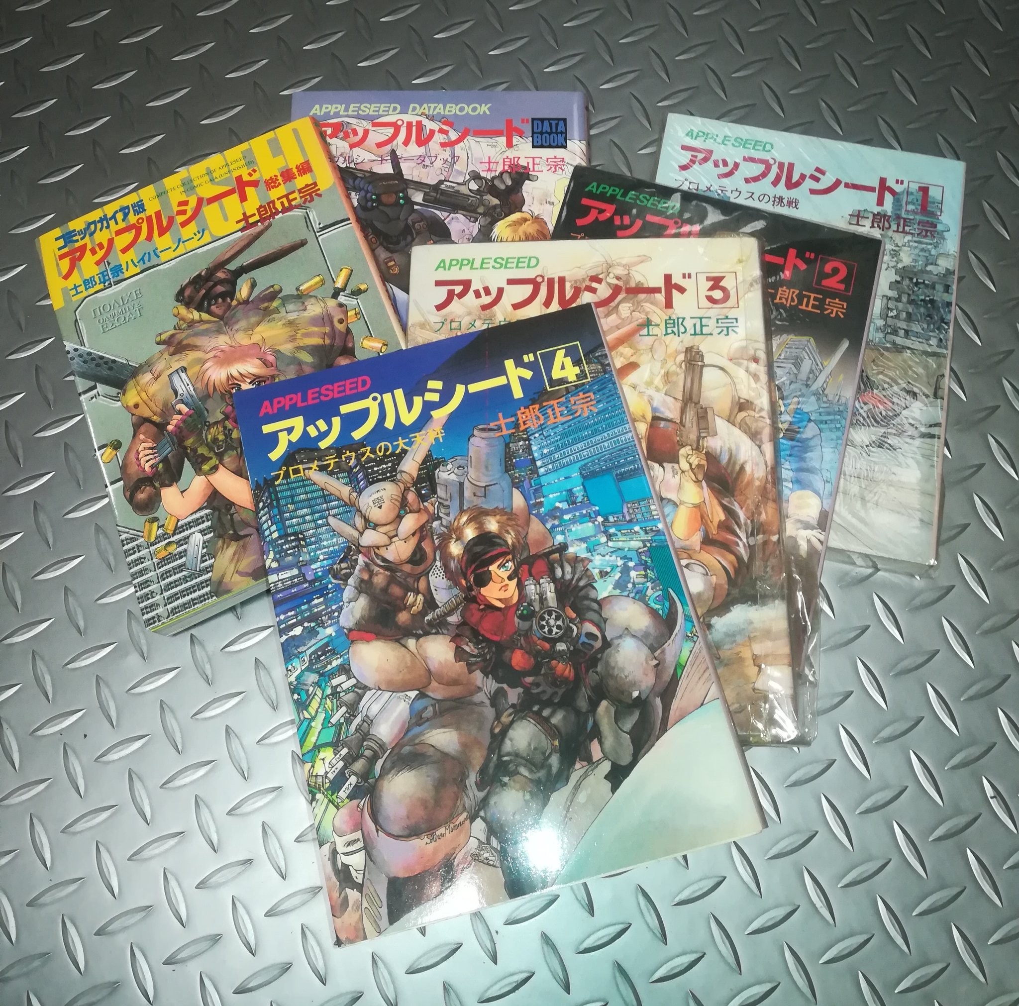 シュー 今日は漫画の日と言う事でオススメの漫画を アップルシード シリーズ 著者 士郎正宗 先生 攻殻機動隊 と同時間軸にある作品 続きが気になるのに続きが観れない永遠に未完の作品 漫画の日 Appleseed デュナンナッツ ブリアレオス シュー 今日は漫画の日と言う事でオススメの漫画を アップルシード シリーズ 著者 士郎正宗 先生 攻殻機動隊 と同時間軸にある作品 続きが気になるのに続きが観れない永遠に未完の作品 漫画の日 Appleseed デュナンナッツ ブリアレオス