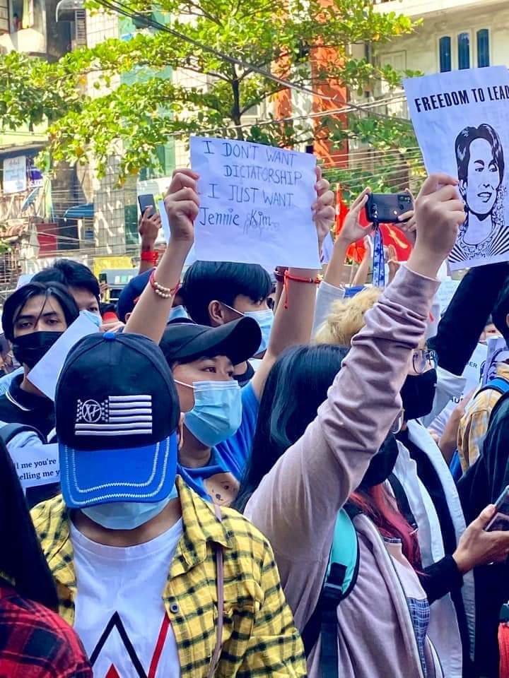 CerezaJoh's tweet photo. Myanmar Kpop fans fight for Myanmar country🇲🇲💪👍
#CivilDisobedience #CivilDisobedienceMovementMyanmar #kpoppredictions #EXOL #BLINK #SaveMyammar https://t.co/Q2yfHIsy1f
