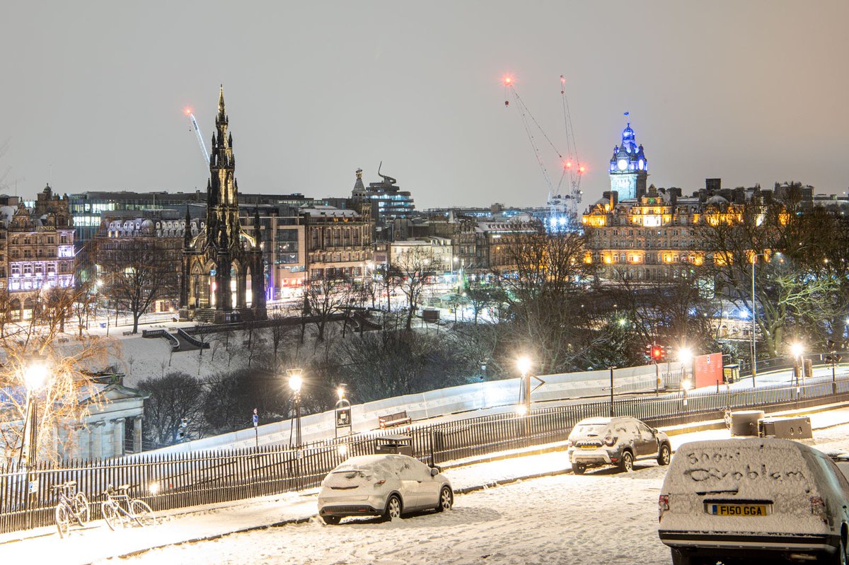 RMcEphotography's tweet image. Went out for a walk tonight in the snow #Edinburgh #snowproblem