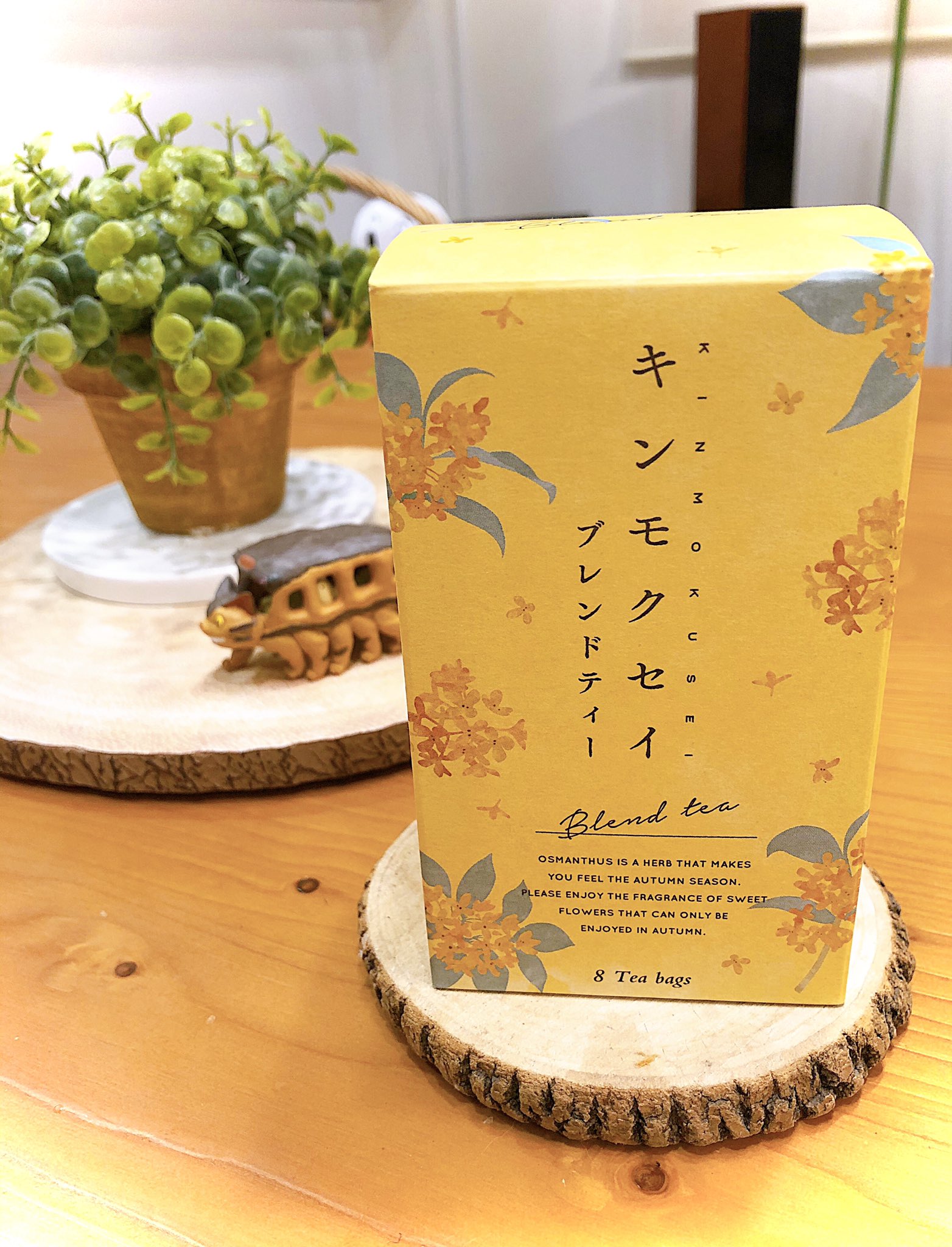 تويتر ひとみん على تويتر 毎日飲み物は基本的にホットの紅茶しか飲まないので家にいろ んな種類をストックしてる んですけど 先日ずっと気になってた金木犀の紅茶を買ってみました お湯を入れた瞬間からほんのり金木犀の良い香り 味は甘露茶に似