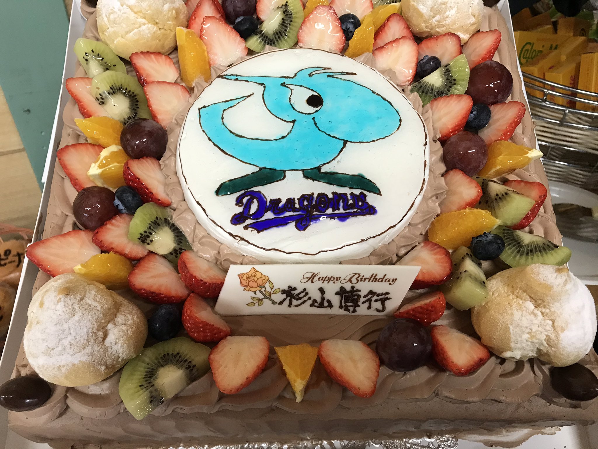 中日ドラゴンズ公式 今日はスタッフの杉山さんの誕生日 1番早く球場に来る選手は 朝の7時です それまでに球場の準備を毎日完璧にやってくれています 杉山さん いつもありがとうございます ファーム宿舎のローヤルホテル様がケーキを準備してくれ
