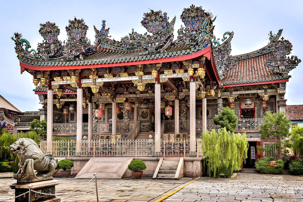 Today we're visiting the Khoo Kongsi, a Chinese clan temple & museum in the city of George Town in the state of Penang, Malaysia. It's associated with the Leong San Tong (Dragon Mountain Hall) clan who came from Fujian province in China. The building was completed in 1906.
