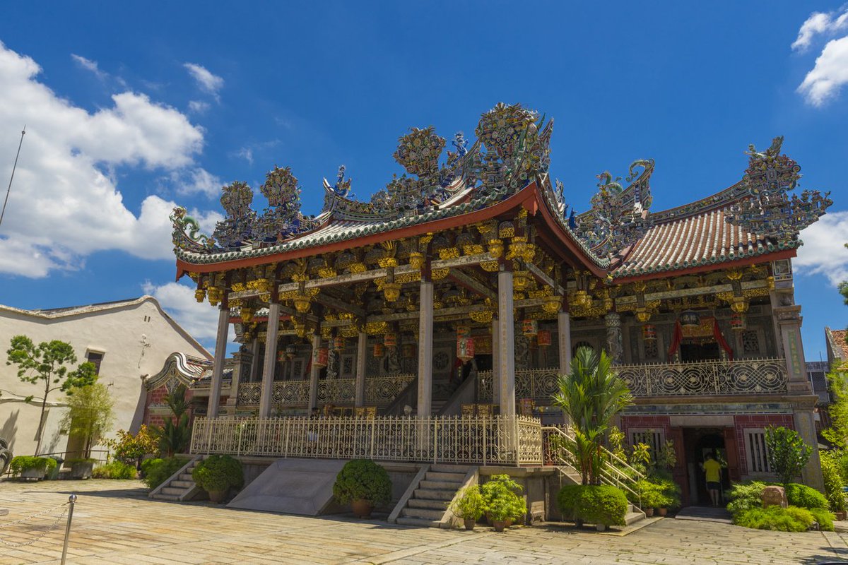Today we're visiting the Khoo Kongsi, a Chinese clan temple & museum in the city of George Town in the state of Penang, Malaysia. It's associated with the Leong San Tong (Dragon Mountain Hall) clan who came from Fujian province in China. The building was completed in 1906.