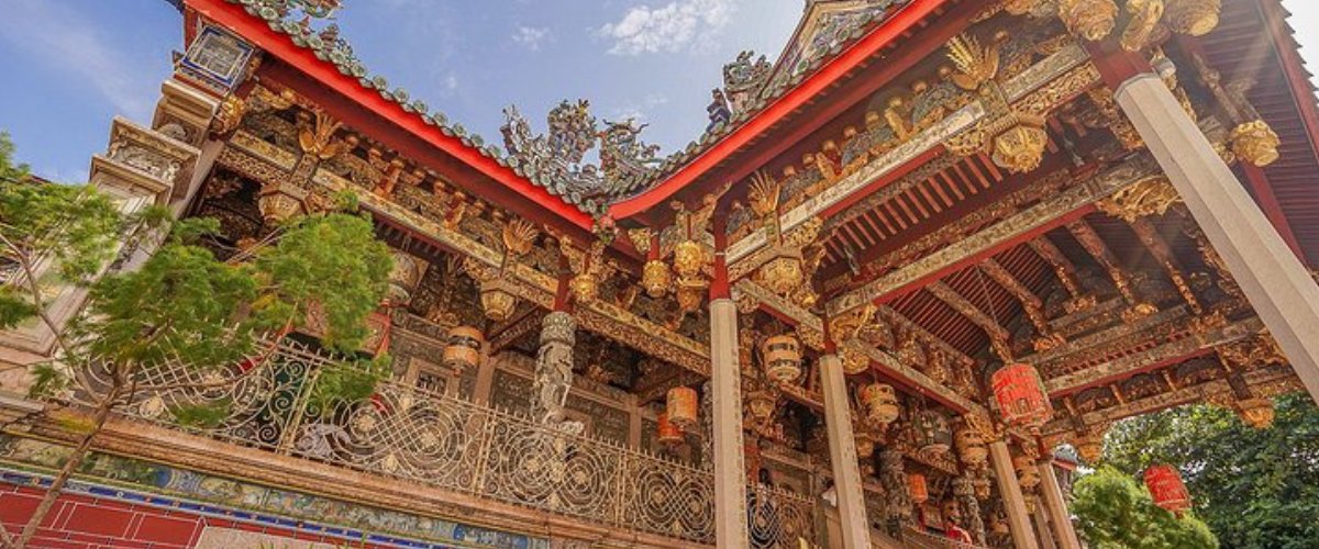 Today we're visiting the Khoo Kongsi, a Chinese clan temple & museum in the city of George Town in the state of Penang, Malaysia. It's associated with the Leong San Tong (Dragon Mountain Hall) clan who came from Fujian province in China. The building was completed in 1906.