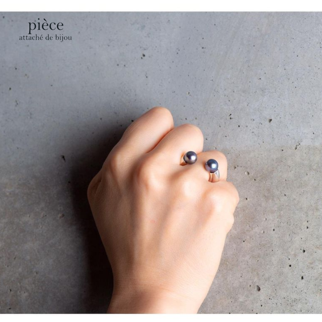 piecezetta's tweet photo. 某ドラちゃんが両手でぎゅっと抱きしめてくれるかのような #hugRING /ハグリング
POP UP SHOPでは、すぐに新しい家が決まったため🏠特に黒い南洋パールをご覧になられた方も少ないはず
今回またお作りしましたので、この機会にぜひ店頭でお試しください!
#piecezetta #オリジナルジュエリー #真珠沼 https://t.co/DNUGpwV67h
