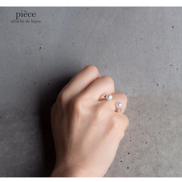 piecezetta's tweet photo. 某ドラちゃんが両手でぎゅっと抱きしめてくれるかのような #hugRING /ハグリング
POP UP SHOPでは、すぐに新しい家が決まったため🏠特に黒い南洋パールをご覧になられた方も少ないはず
今回またお作りしましたので、この機会にぜひ店頭でお試しください!
#piecezetta #オリジナルジュエリー #真珠沼 https://t.co/DNUGpwV67h