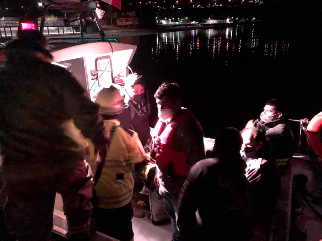 erchiloe's tweet photo. #Quinchao 🚨 #Urgente
Voluntarios del Cuerpo Bomberos de #Achao se despliegan vía marítima en lancha a isla #Cahuach, por #IncendioForestal con riesgo de  viviendas.
Por otra parte unidad de Bomberos B-4 de Isla #Quenac van en barcaza hasta el lugar.
📷 https://t.co/KYyrXh0Uyl https://t.co/9OBZ8AuBOt