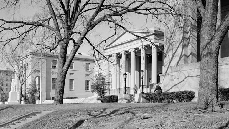 In 1871 Lockwood was a suffrage leader, a 40-year-old w/a toddler, and a law student. Her husband Ezekiel came with her to register. By 4 o’clock dozens of women had gathered at City Hall.