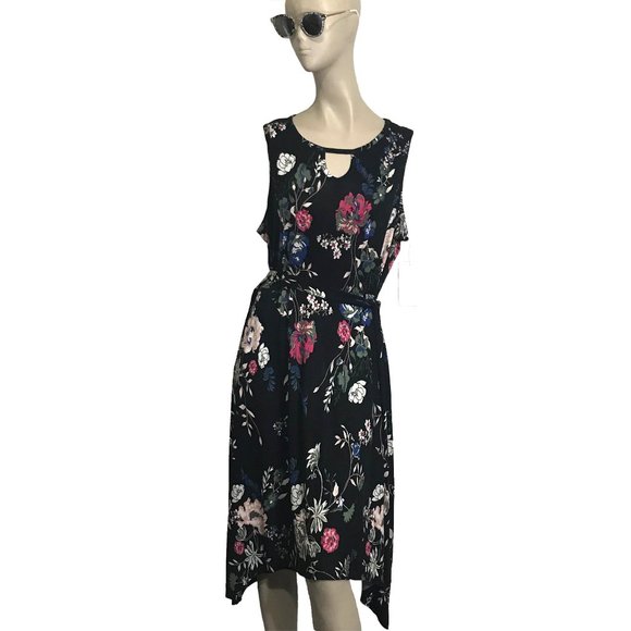 ClosetShannel's tweet photo. So good I had to share! Check out all the items I'm loving on @Poshmarkapp from @thatonegirlxo4 @PrimitiveCultu1 #poshmark #fashion #style #shopmycloset #giorgioarmani #chelseastudio #shein: https://t.co/pKzmJwZZDv https://t.co/53lG7YVq2D