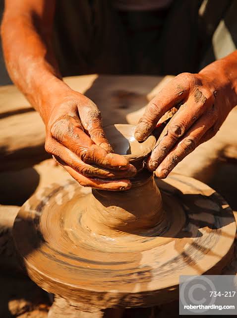 nirupamakotru's tweet photo. Kral koor-Potter's daughter
Pyaal bariye,laal jariye heyri bonn
Kral koori,maal karey koasman
Shalimaran chyane aashe gul pholun
Inspiring story of an #engineer who turned to pottery to fight #depression.In th process,rejuvenating old tradition of #Kashmiri #pottery #SaimaShafi🍁 https://t.co/gjbKUXVohF