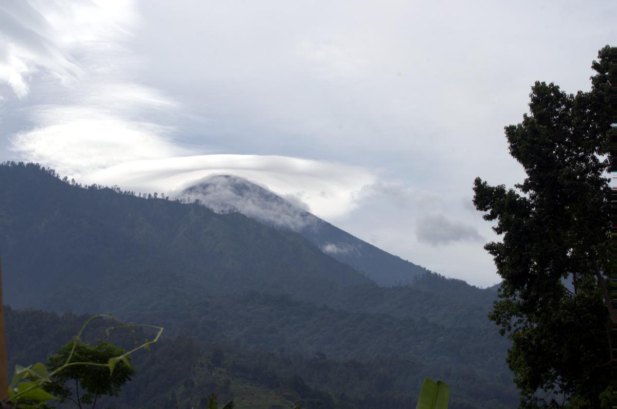 Mt Semeru Today with lenticular clouds 09.02.2021 10.00 am: 6 jam, ada 28 kali gempa Letusan/Erupsidan masih jadi pertanyaan? kenapa suara ini masih berlangsung? #semeru #today #volcano #mountains #sonyalpha #nature #naturephotography #gunungapi #magma #lava #Indonesia