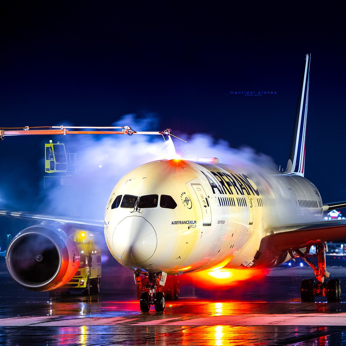 Montrealplanes's tweet photo. Steam bath for this Air France dreamliner during a freezing night at YUL! #montrealplanes https://t.co/jOpoSVQ6V4