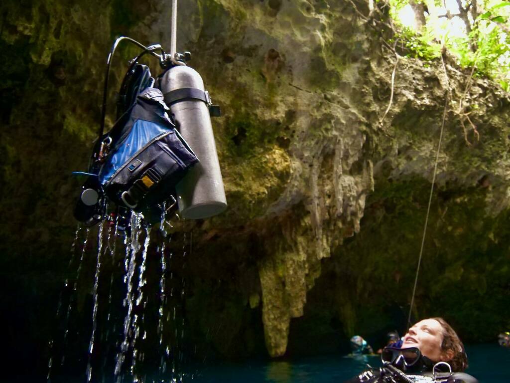 ScubaHankNYC's tweet photo. There goes my #gear and #diveguide @oceansofi 
#cenotes #mexico #scubadiving #photography @scubapro #ropes #caverndiving https://t.co/yRperZrpdd https://t.co/kfQ44j8Upg