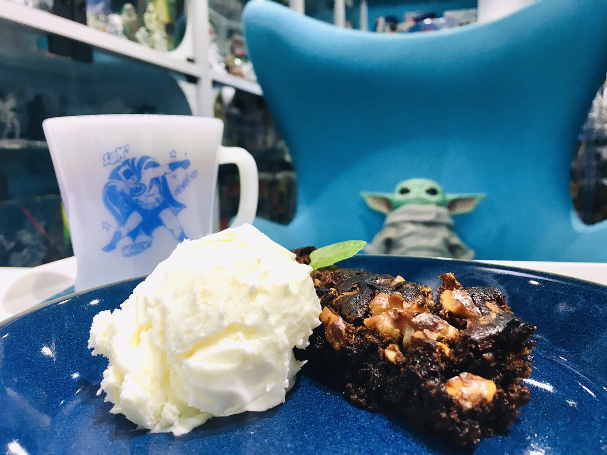 東京toycafe On Twitter 今週の日替わりケーキは胡桃の食感がアイスと絶妙なブラウニー是非スターウォーズ バットマンを眺めながらご堪能下さい ブラウニー 日替わりケーキ 東京toycafe スターウォーズ ストームトルーパー ディズニー 中目黒 カフェ Disney
