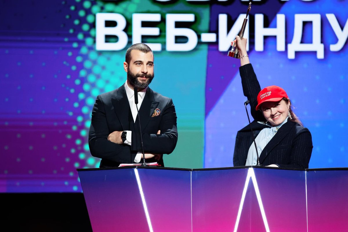 thischuma's tweet image. Енто я вручала ЧБД премию.