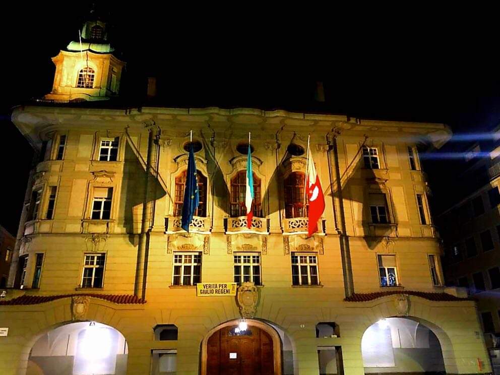 RobertoRinaldi1's tweet photo. #veritaegiustizia #veritapergiulioregeni #comunedibolzano #gialloperregeni #patrikzaki. Il Comune di Bolzano si tinge di giallo https://t.co/Yf4j0PYaBp
