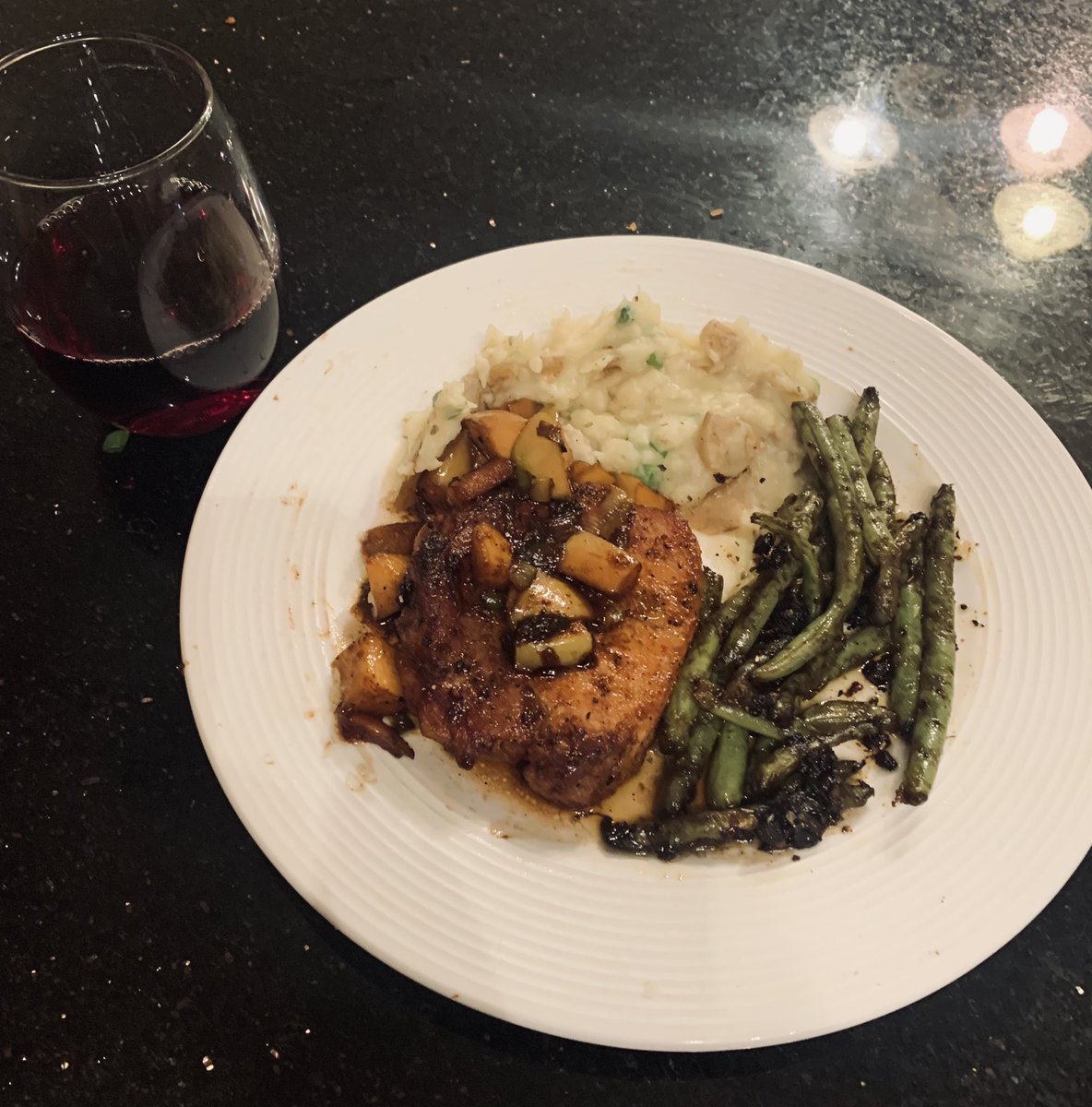 PeteJazz's tweet photo. Brown sugar Pork chop, roasted green beans, and mashed potatoes 😍😍 #chefPedro https://t.co/tQAtdCBZD2
