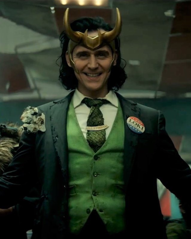 A celebratory thread of Tom Hiddleston as ridiculously gorgeous layer cakes. Happy 40th Birthday!