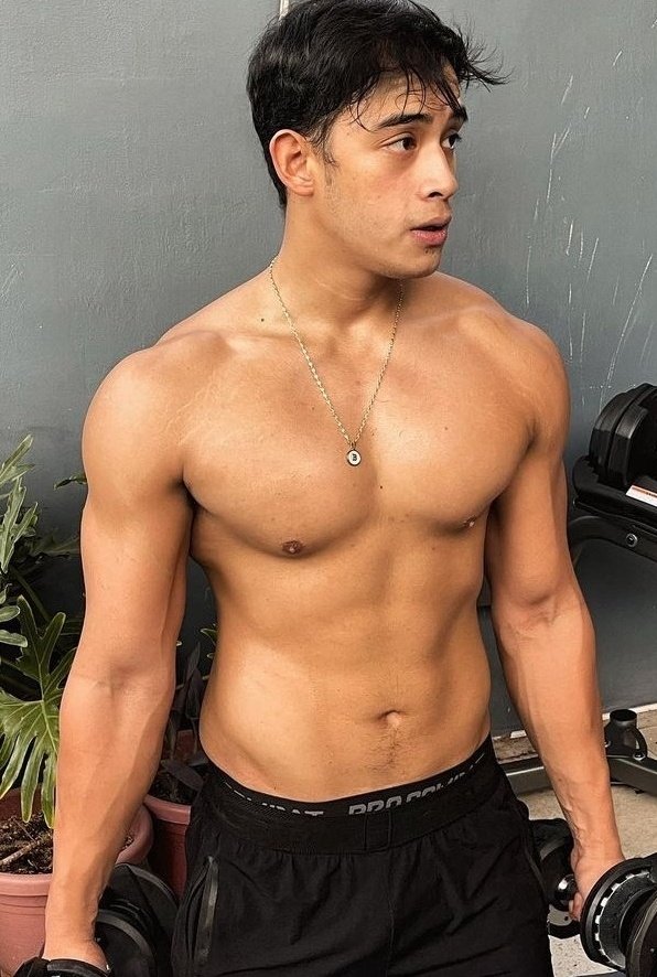 PCaster_'s tweet photo. Tangina ang sarap dilaan ng katawan ni Diego. 🔥🔥🔥 https://t.co/vkNIIVcmfh
