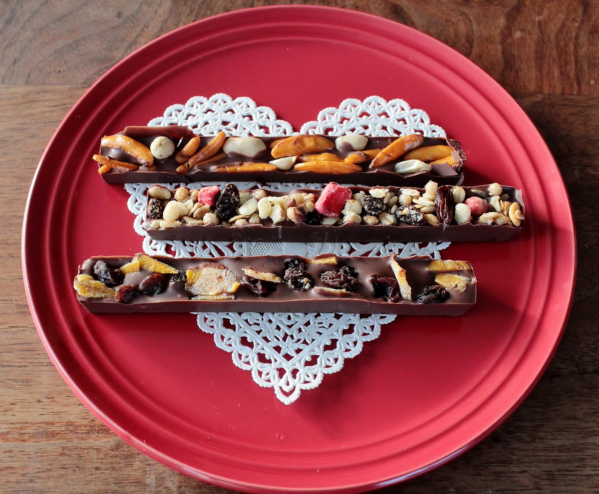 メトレ フランセ バレンタイン に超簡単 オシャレなチョコバーを手作りしませんか T Co Frsmo7zlnp スチール芯入りのアイストレイは安定していて 取り出しも楽チン ナッツ クッキー マシュマロいろんなトッピングが楽しめます