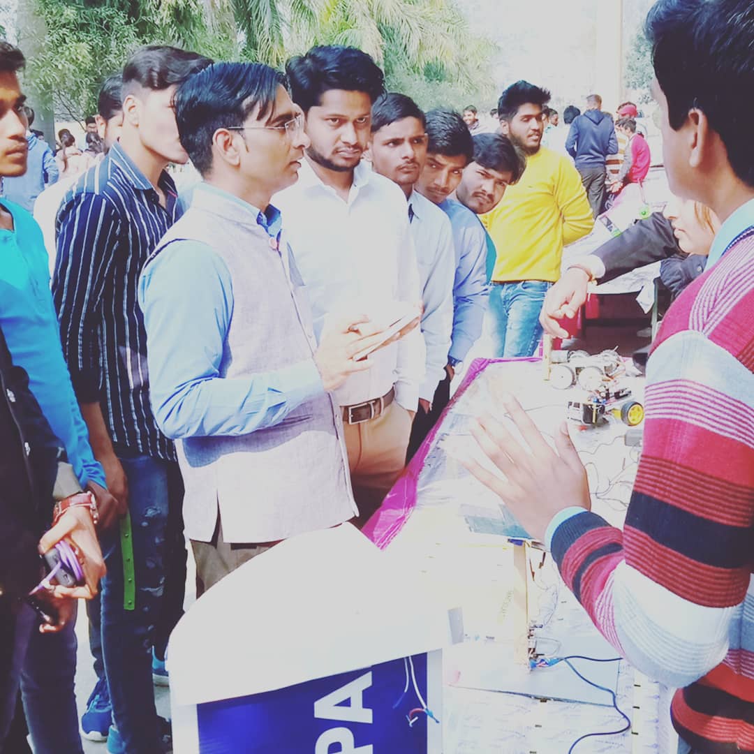 CreationWoken's tweet photo. हमारी संस्था ने आज VIT_Kanpur में आयोजित हुए #PROJECT_EXHIBITION में शामिल होकर 8 PROJECTS का प्रदर्शन किया ।

जिसमें 250 से भी ज्यादा विद्यार्थियों ने हमारे Projects को समझा एवं सीखा ।

#Woken_creation https://t.co/sSn2ZOx6QX