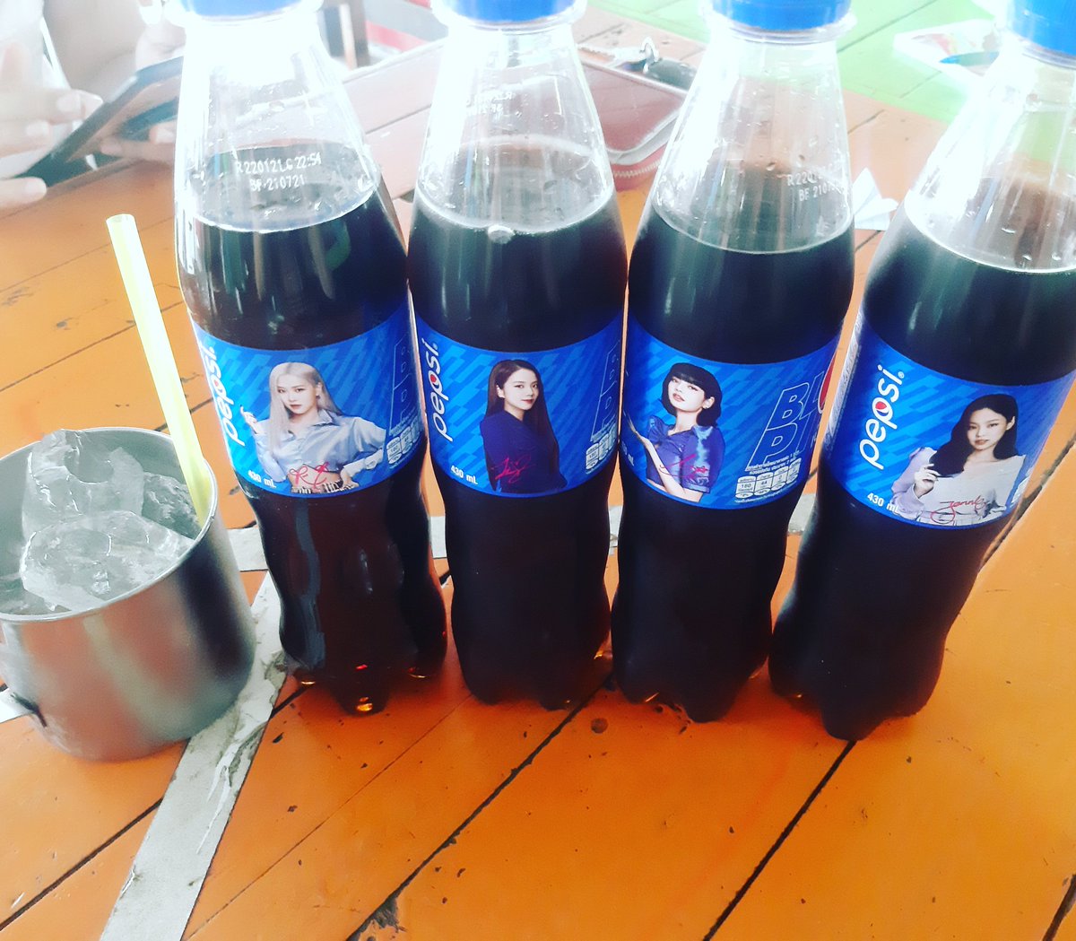 LittleTouchLisa's tweet photo. ชื่นใจ @BLACKPINK
#PEPSIxBLACKPINK
#FizzFromHome #ซ่าเซอร์ไพรส์กับเป๊ปซี่ #KeepFizzing #PepsiSummer #Fortheloveofit https://t.co/oDBaoBAaKW