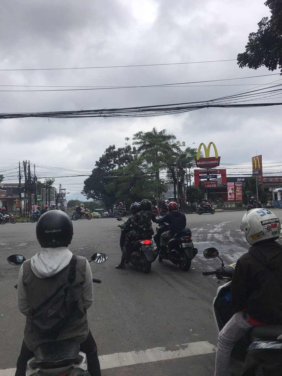 dely_tambunan's tweet photo. JADI TERNYATA KALAU PAKE SERAGAM NUNGGU LAMPU MERAH NYA BOLEH BERENTI SETELAH MARKA JALAN GAES.
PADAHAL TADI GW PAKE SERAGAM JUGA. NYESEL GA BERENTI DI SEBELAH MEREKA.

EH TAPI SERAGAM GW BUKAN LORENG. 😅 https://t.co/na8IB3oxHj