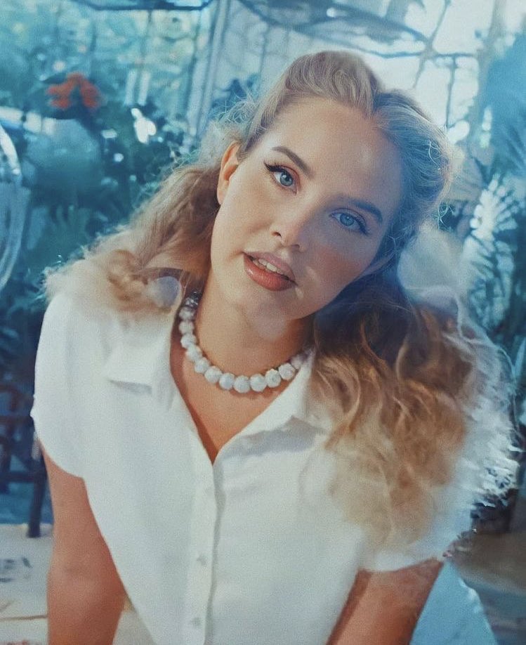 LDReyInfo's tweet photo. Like if you’re not a hater and you actually support body positivity and women of all sizes, including the beautiful Lana Del Rey. ❤️ https://t.co/lchsZUxRYU