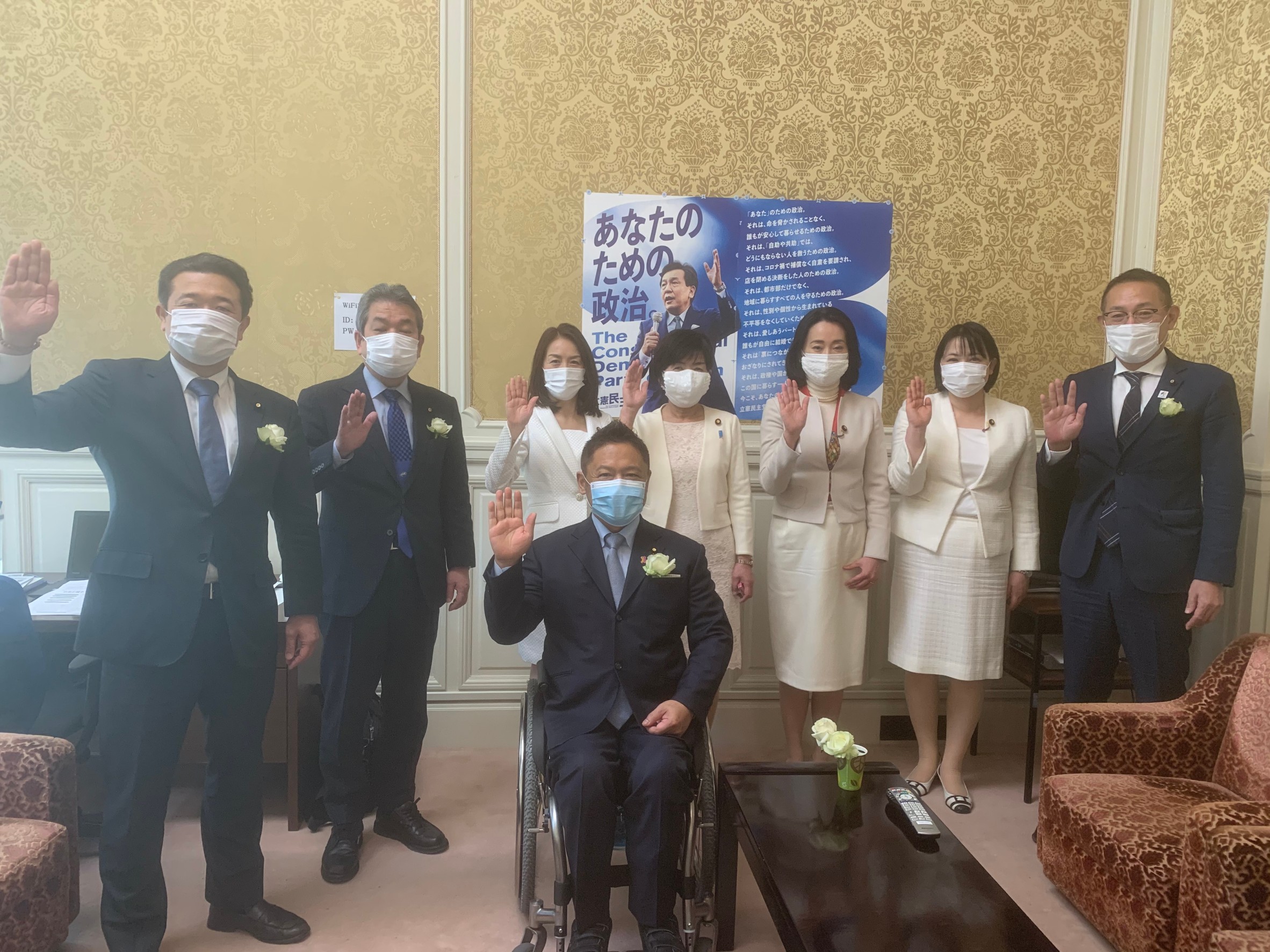 参議院議員 岸まきこ 立憲民主党 全国比例 衆議院では今日の本会議に 白いスーツ の着用を有志で呼びかけています 参議院も オリパラ東京大会組織委員会の森会長の 女性蔑視発言 に抗議する意味を込め白いスーツと白いバラを 白い服は世紀初め