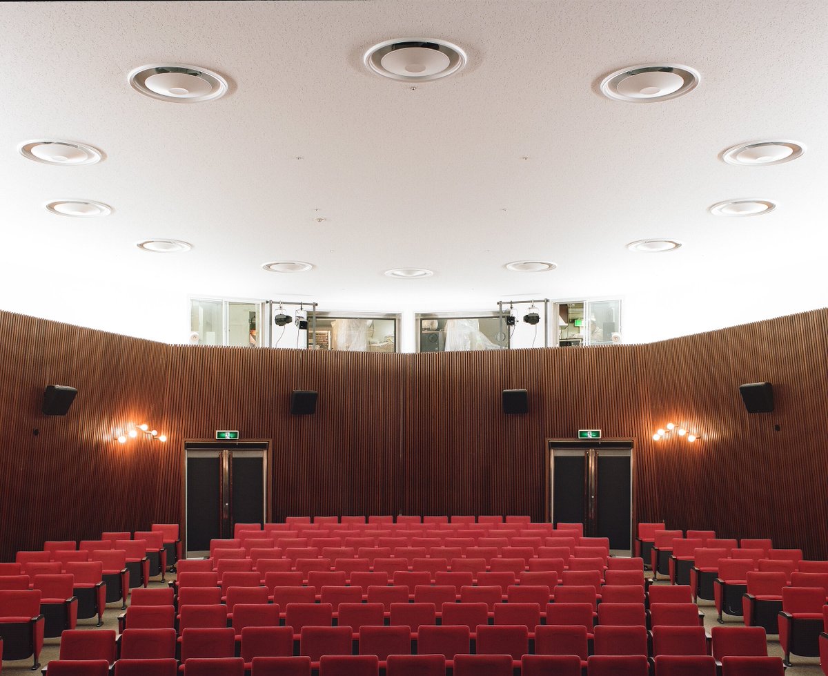 岩波ホール 公式 本日２月９日は 岩波ホールの誕生日です ５３歳となりました いつも映画 を観に来て下さるお客さま 一緒に仕事をして下さる配給会社や宣伝担当の皆さま そして 映画のご紹介をして下さる媒体と記者とライターの皆さまに 心より感謝