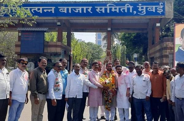 भाव पहिलेच ठरलेला असतो,दलालाची टक्केवारी ठरलेली(२ टक्के),मार्केट समितीचे भाडे ठरलेले असते(२ टक्के)आणि हे सगळं कोण ठरवतंशेतकरी नाही नाही. गंमत करताय. हे सगळं व्यापारी आणि मार्केट समितीच्या मिलीभगतने ठरवतात.यात थोडाफार सरकारच्या MSP म्हणजे Minimum Support Price