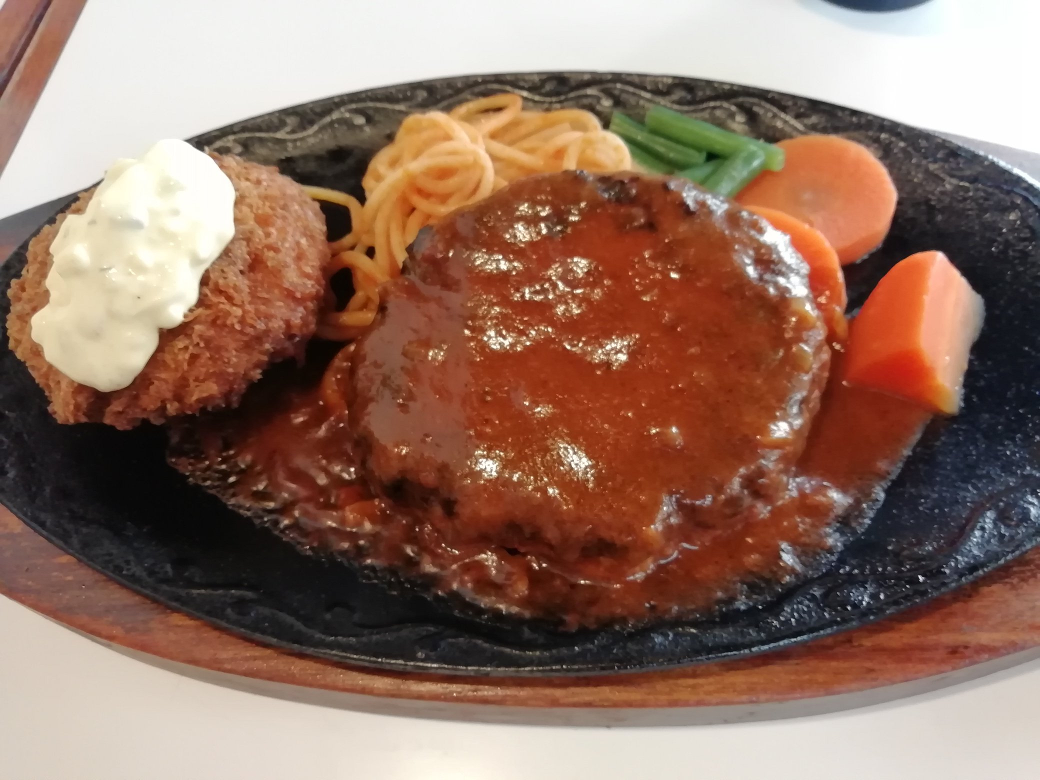 どんくん ハンバーグ カニコロッケ定食 川越 霞ヶ関 にあるファミリーレストランエトワール 自分が子供の頃からあるお店で 昔は鶴ヶ島の忠実屋にも支店があったレトロな老舗レストラン 久しぶりに食べたくなったので来てみました ドラマとかアニメのロケ地