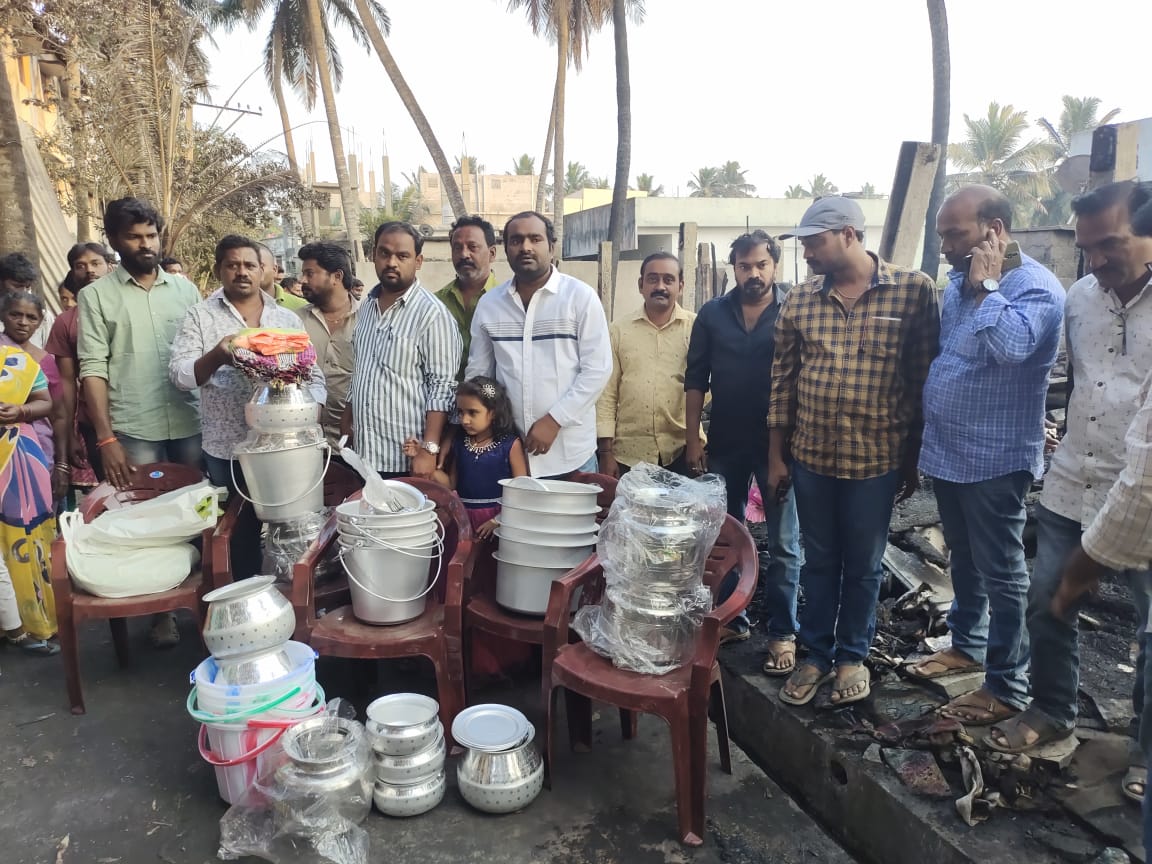 JSPShatagniTeam's tweet photo. అమలాపురం,జానకిపేట కాలనీలో 5 దళిత కుటుంబాల ఇళ్లు ధగ్ధం అయ్యాయి. జనసేన నాయకులు దూడల ���ణి గారి కుమార్తె హనుషా జన్మదినోత్సవ సందర్బంగా భాదిత కుటుంబాలకు 50వేలు రూపాయలు ఆర్థిక సాయం, 40వేలు రూపాయల విలువగల నిత్యావసర వస్తువులు అందజేశారు.ఈ కార్యక్రమంలో జనసేన నాయకులు,జనసైనికులు పాల్గొన్నారు. https://t.co/tMrdXkjh9Y