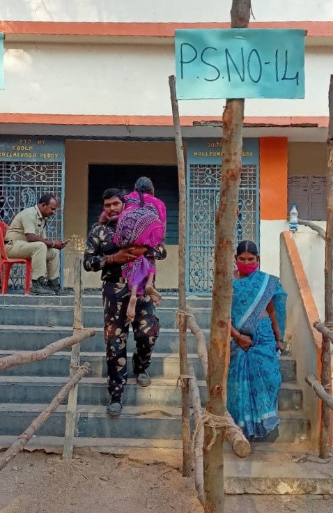APPOLICE100's tweet photo. Gram Panchayat Elections in full swing: @AnantapurPolice Special Party Constable Hariprasad carries an old woman to the polling station to help her cast her vote.

#Elections #Anantapur #panchayatelections #appolice #AndhraPradesh #vote https://t.co/wR6IKdtjyw