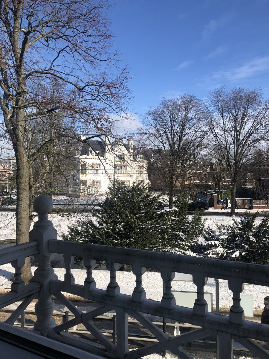 Winters uitzicht op het hoofdkantoor in Den Haag! ❄️

#winter #uitzicht #sneeuw #denhaag