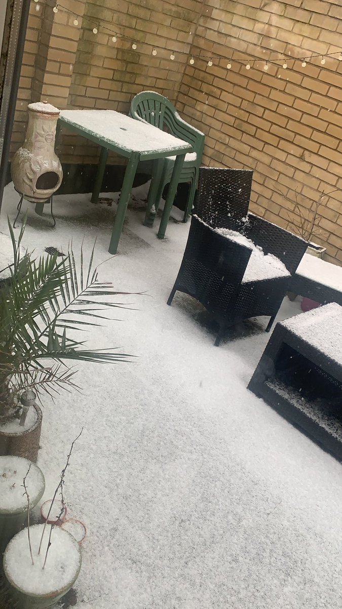 becslauderflet's tweet photo. Snow Day... can’t say I am too thrilled... is it spring yet?! #Snowuk https://t.co/XXgZo7a6bf