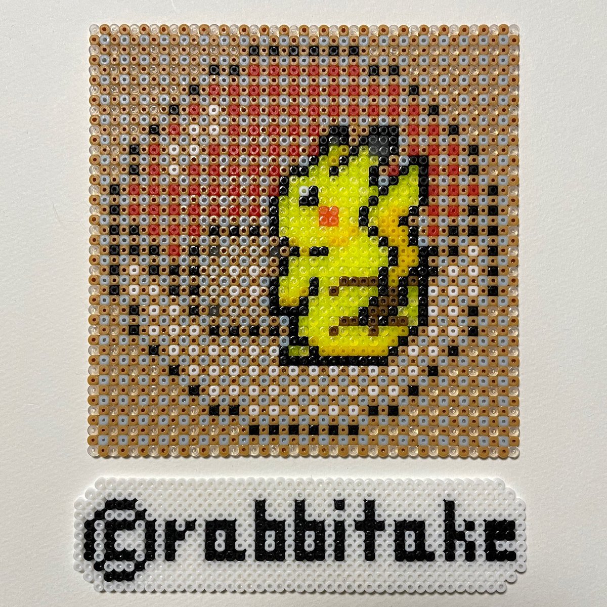 Rabbitake らびったけ ポケモン ピクセルアート トリックアート 輝くピカチュウ とモンスターボール 錯視のネオンカラー効果をテスト 右は夕暮れの障子越しの光で撮影 アイロンビーズ ミニフューズビーズ ピクセルピコ
