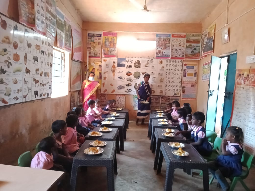 WCDOdisha's tweet photo. Anganwadi Centres are filled with glee and laughter of children. Children are enjoying their outdoor sessions and happily savouring #HotCookedMeals (HCM) .
#ReopeningOfAnganwadiCentres
@MinistryWCD @CMO_Odisha @UNICEFIndia @UNFPAIndia https://t.co/E4Njuwum44