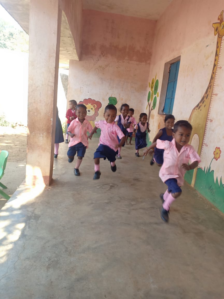 WCDOdisha's tweet photo. Anganwadi Centres are filled with glee and laughter of children. Children are enjoying their outdoor sessions and happily savouring #HotCookedMeals (HCM) .
#ReopeningOfAnganwadiCentres
@MinistryWCD @CMO_Odisha @UNICEFIndia @UNFPAIndia https://t.co/E4Njuwum44