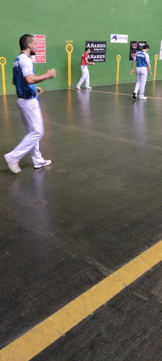 infobaiesan's tweet photo. Nuevo encuentro del Campeonato de Parejas, ayer  en Zeanuri. Bengoetxea VI, sustituto de Artola, y Aranguren sumaron su primer punto en el Campeonato, lo que les permitió abandonar la última posición de la tabla. 
#operadoresdecámara #bainet #frontón @aspepelota #baiesan @eitb https://t.co/X0Jzellv3e