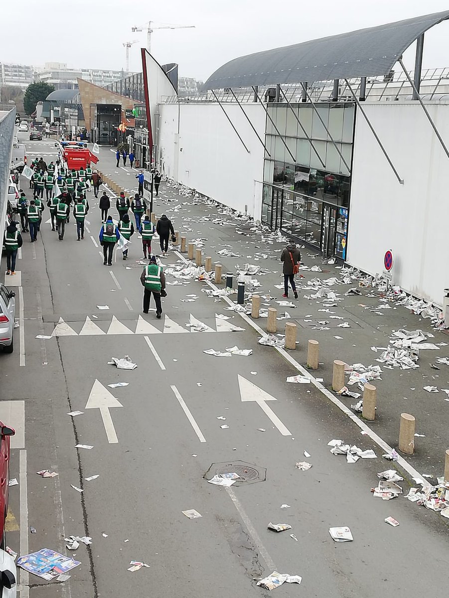 JeunesAgri49's tweet photo. Mobilisation en cours à Angers devant @CarrefourFrance #saintSerge pour dénoncer l'attitude des grandes enseignes de distribution dans les négociations commerciales 😡😡
À vouloir toujours tirer à la baisse , c'est la mort de l'agriculture française ! @JeunesAgri49 @FDSEA49 https://t.co/IIy5alYcgd