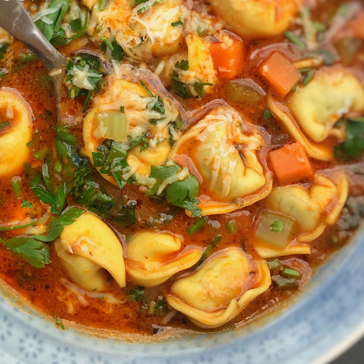 junedarville's tweet photo. 🍅 𝐓𝐨𝐦𝐚𝐭𝐨 𝐓𝐨𝐫𝐭𝐞𝐥𝐥𝐢𝐧𝐢 𝐒𝐨𝐮𝐩
🍅 What a lovely meal #soup this is: my tomato #tortellini soup with lots of grated cheese! Perfect #comfortfood on #snowy cold days.
🍅 𝐑𝐞𝐜𝐢𝐩𝐞 >> https://t.co/OST65ifNOD
#belgianfoodie #belgianfoodblogger #antwerpfoodie https://t.co/ML0UqJEBlV