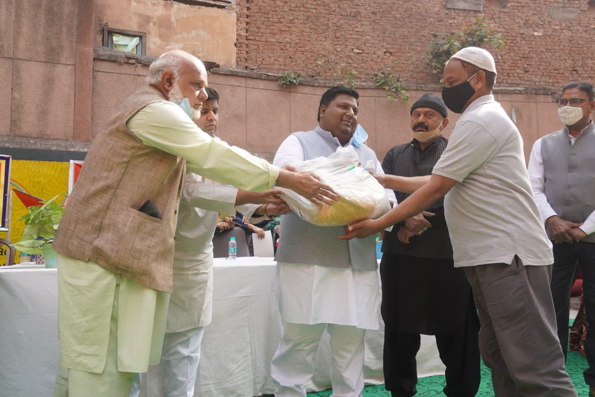 Imran Hussain इमरान हुसैन (@imranhussaain) on Twitter photo .<a href="/ArvindKejriwal/">Arvind Kejriwal</a> जी की सरकार द्वारा "मिड डे मील राशन किट वितरण योजना" के तहत आज बल्लीमारान विधानसभा के ज़ीनत महल में पढ़ने वाले बच्चों को राशन किट वितरण किया साथ में स्कूल मैनेजमेंट कमेटी के सदस्य भी मौजूद थे। .<a href="/ArvindKejriwal/">Arvind Kejriwal</a> जी की सरकार द्वारा "मिड डे मील राशन किट वितरण योजना" के तहत आज बल्लीमारान विधानसभा के ज़ीनत महल में पढ़ने वाले बच्चों को राशन किट वितरण किया साथ में स्कूल मैनेजमेंट कमेटी के सदस्य भी मौजूद थे।