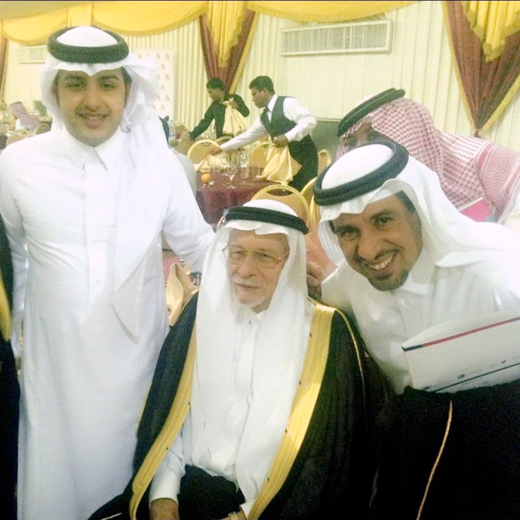 AALHAZZAA's tweet photo. من آخر صور المغفور له بإذن الله زميلنا عبدالرحمن يغمور هذه الصورة التي التقطت في شهر جماد الآخرة ١٤٣٥ في حفل هيئة الإذاعة والتلفزيون بمناسبة مرور 50 عام على البث التلفزيوني حيث دعي لحضور الحفل
وفي الصورة الزميل عبدالله الحميدي مدير عام الأخبار سابقا والمذيع ياسين العثمان https://t.co/9RLrfxCveQ