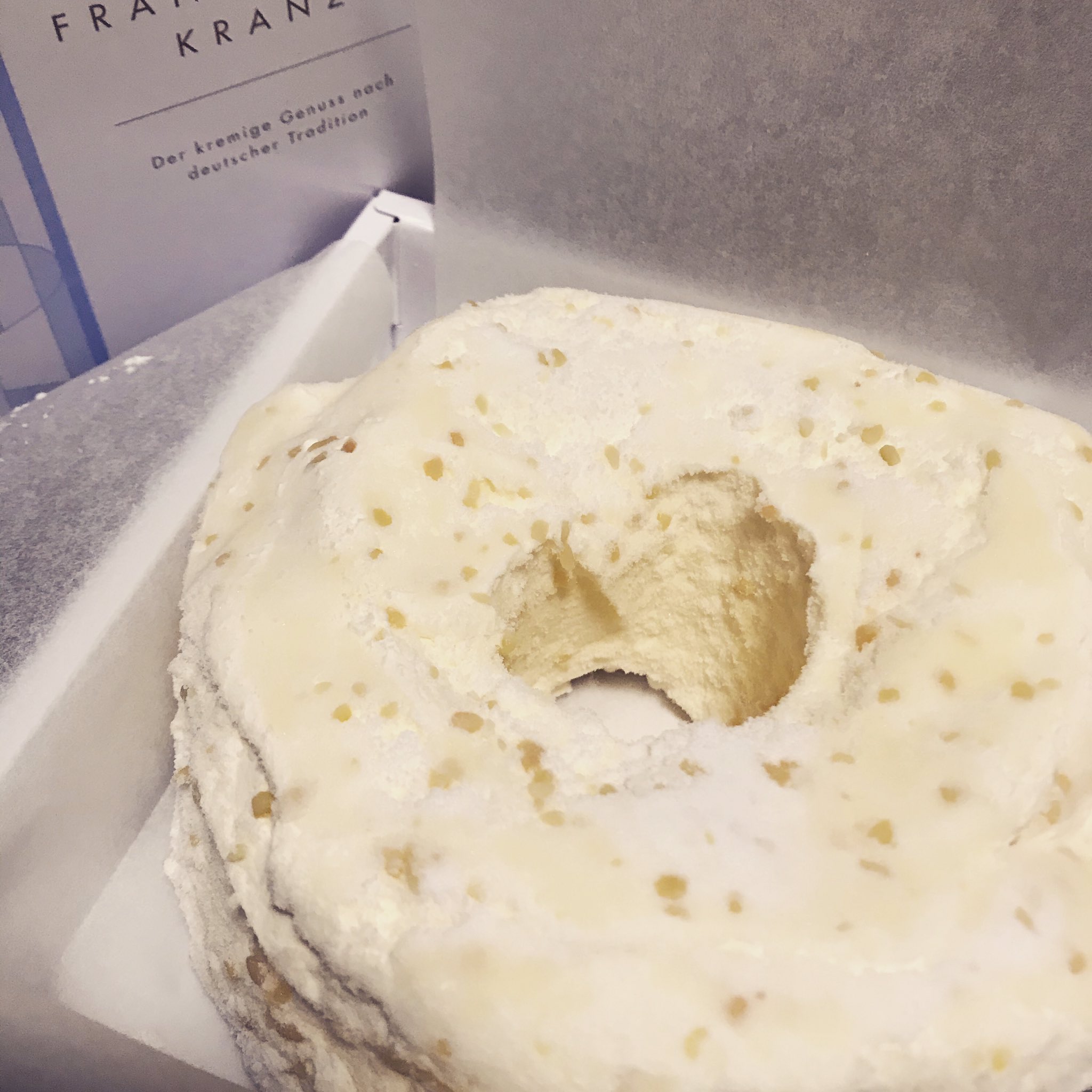 秋元辰美 フランクフルタークランツ買ってきて 気がついたらもう半分食べてしまった 奴こそ白い悪魔 フランクフルタークランツ 中サイズ ユーハイム ケーキ ケーキホール食い 白い悪魔 あまいもの T Co Wakmrmpens Twitter