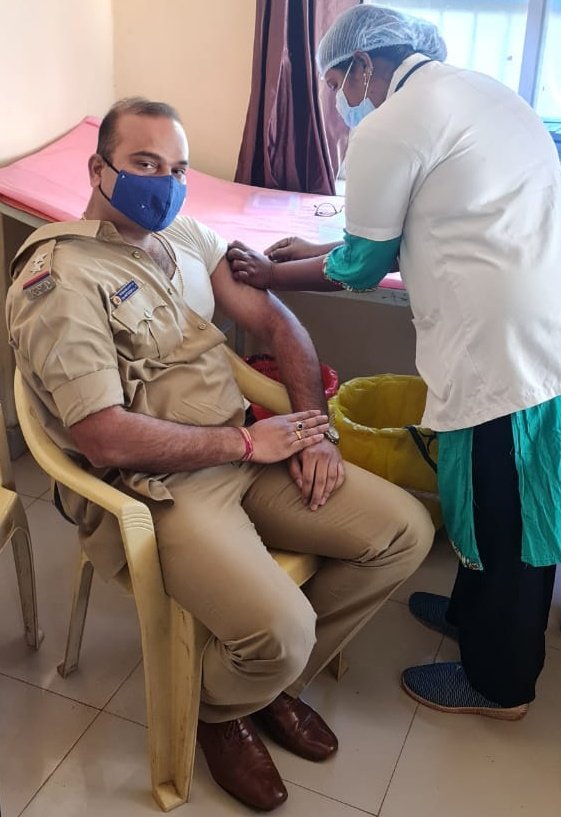 PsBidar's tweet photo. Privileged for being a front line worker. Today, I got vaccinated against Covid-19, I urge all my fellow citizens to get vaccinated when your turn comes as it has no side effect, a big salute to all the scientific fraternity, who made it possible 🙏 @112Bidar @Bidar_Police https://t.co/WzqCVldqGP