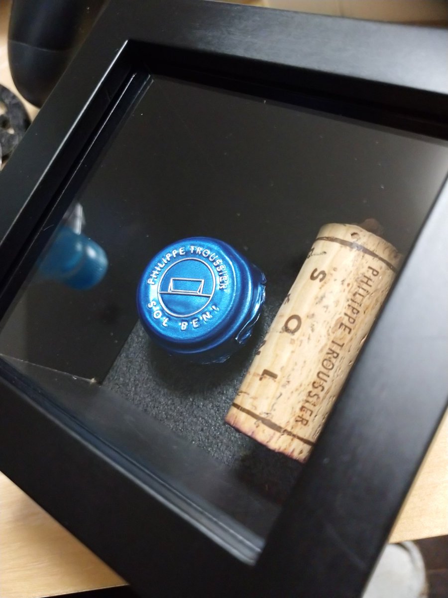 honoka_ud's tweet image. トルシエ監督が作ったワイン、ソルベニのコルクとカバーを保管する用にケース買いました。

コルクの2014が見えないのがちょっと寂しいですけど！

コレクションだーL(‘▽‘)／

#SOLBENI
#ソルベニ